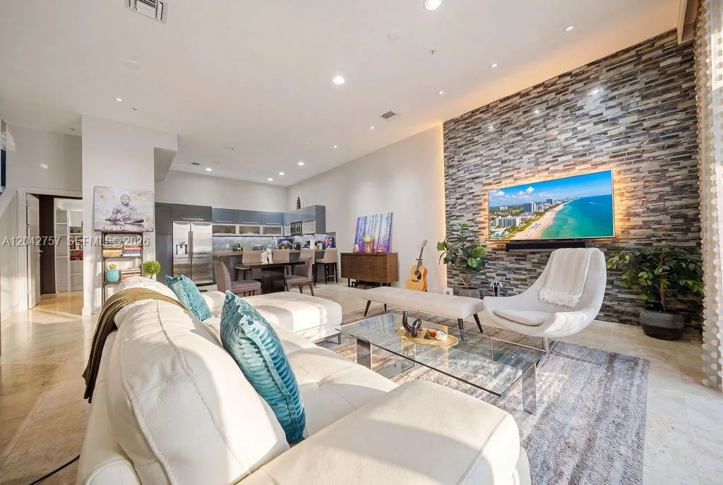 710 NE 3rd Ave, Fort Lauderdale, FL 33304