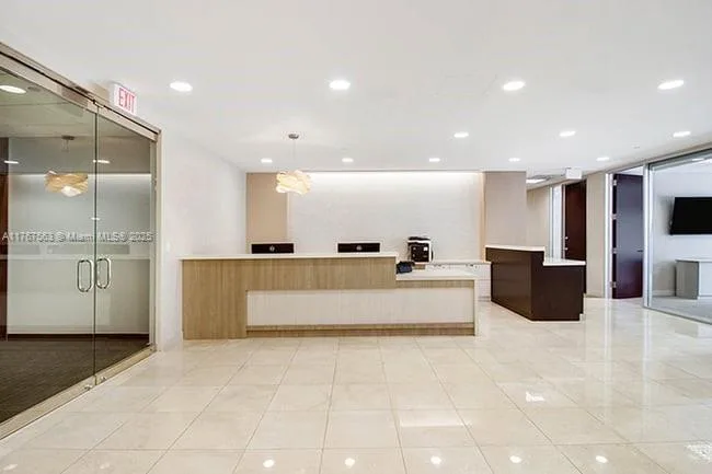 100 SE 2 ST # 2000, Miami, FL 33131 photo 2