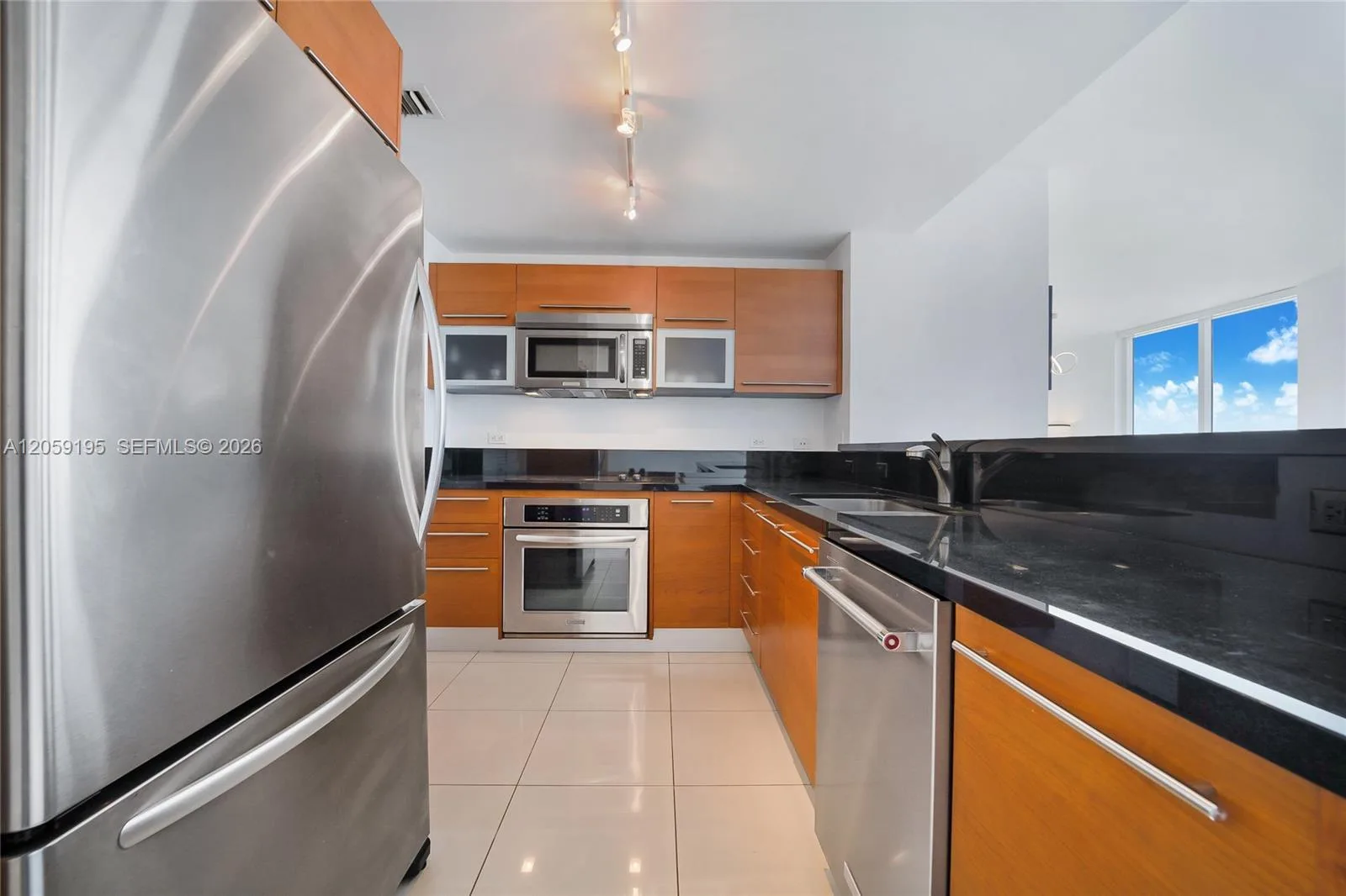 253 NE 2nd St # 3302, Miami, FL 33132 photo 3