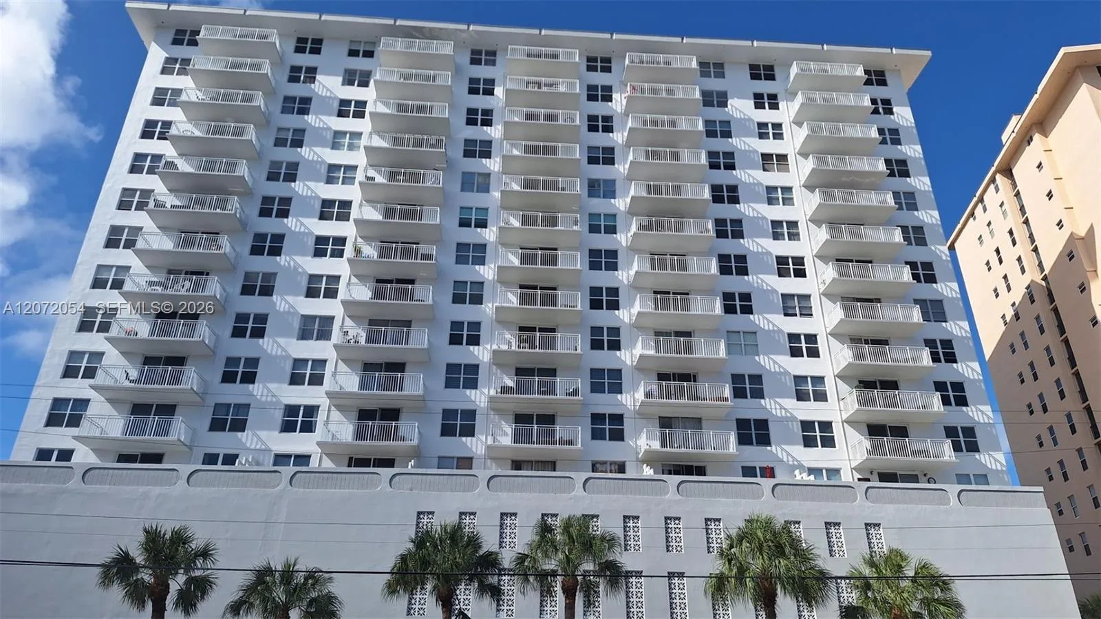 427 Golden Isles Dr # 5H, Hallandale Beach, FL 33009