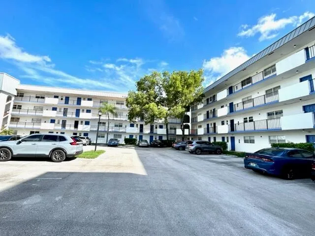 6061 N FALLS CIR Drive # 402, Lauderhill, FL 33319 photo 2