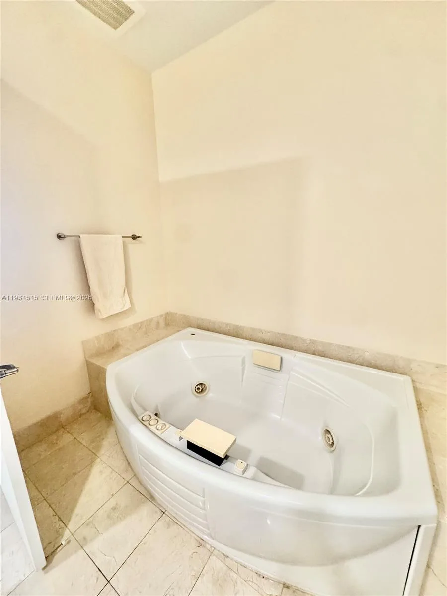 18101 Collins Ave # 5208, Sunny Isles Beach, FL 33160 photo 9