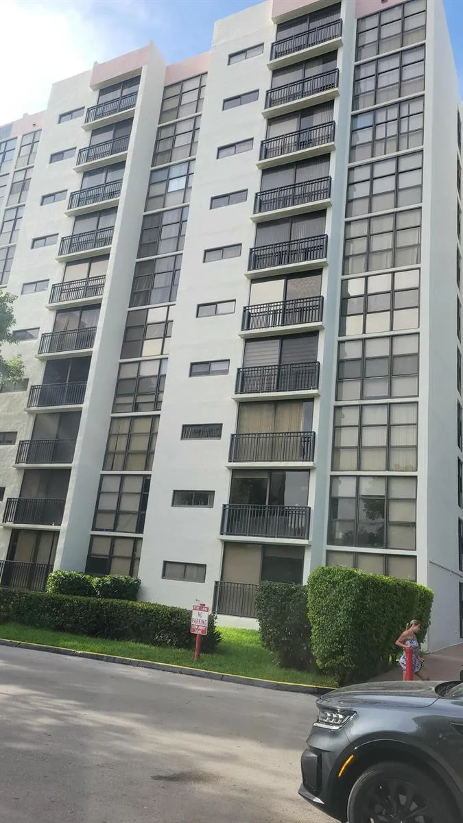 17021 N Bay Road # 608, Sunny Isles Beach, FL 33160