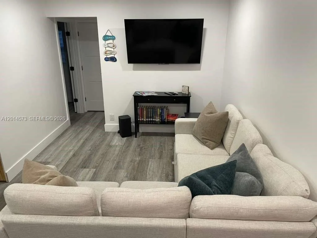 326 Wilson St # 106, Hollywood, FL 33019 photo 2