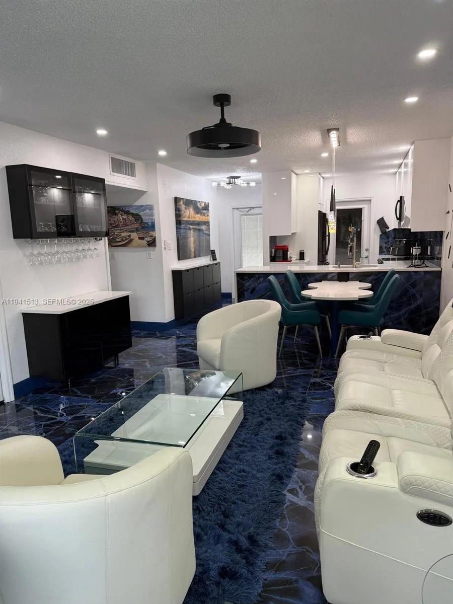 5121 W Oakland Park Blvd # 212, Lauderdale Lakes, FL 33313
