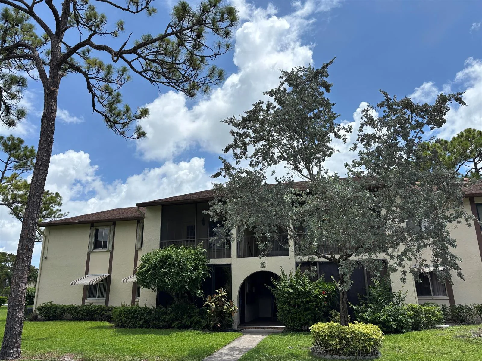 335 Knotty Pine Circle # D2, FL 33463