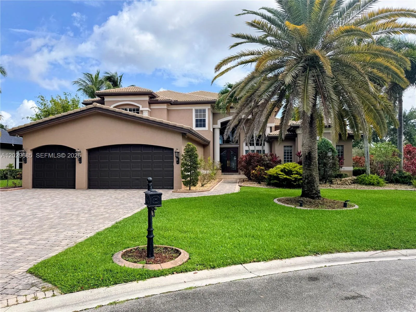10445 Canterbury Ct, Davie, FL 33328