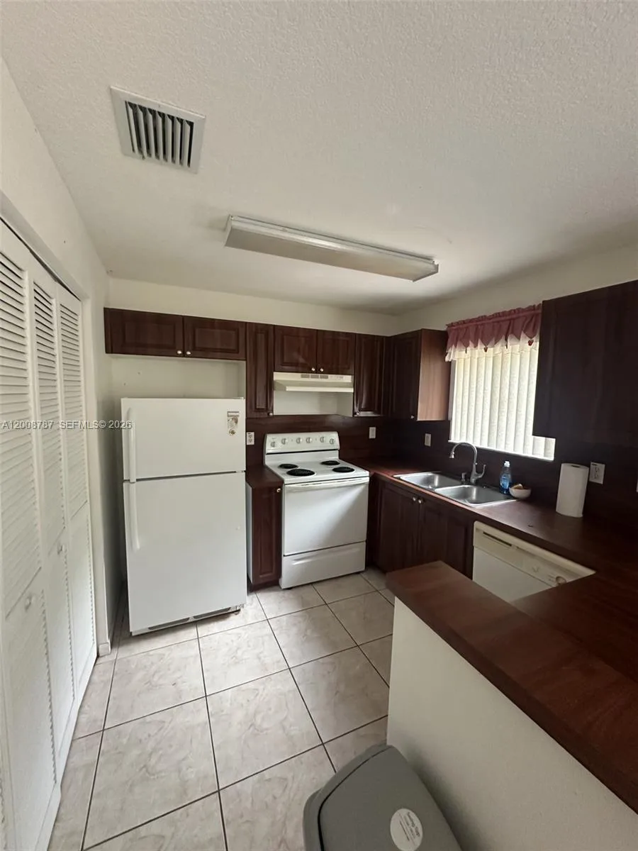 7125 NW 173rd Dr # 2401, Hialeah, FL 33015