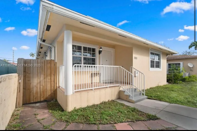 701 NE 6th St, Hallandale Beach, FL 33009