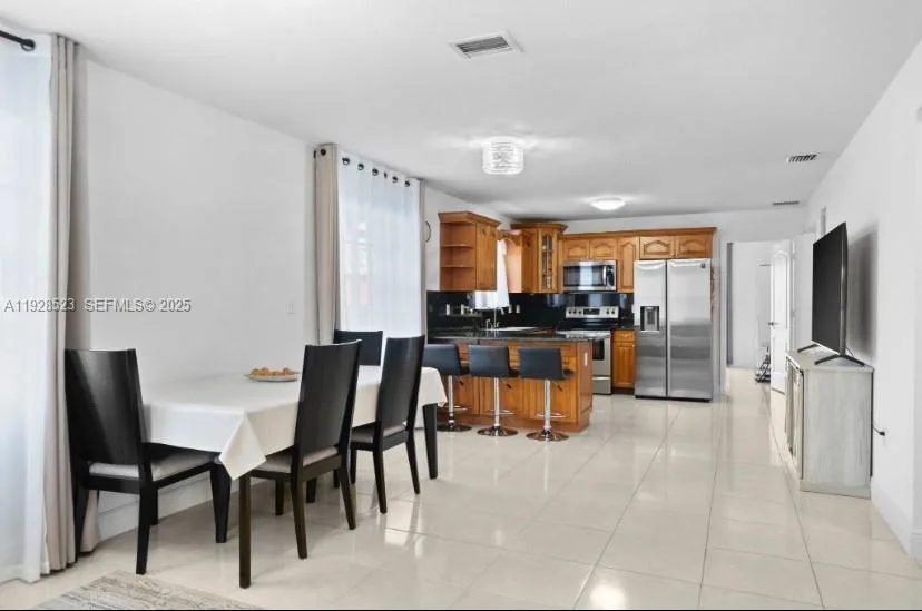 701 NE 6th St, Hallandale Beach, FL 33009 photo 4