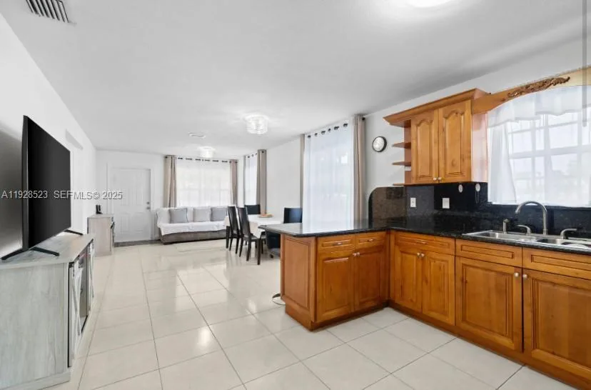 701 NE 6th St, Hallandale Beach, FL 33009 photo 5