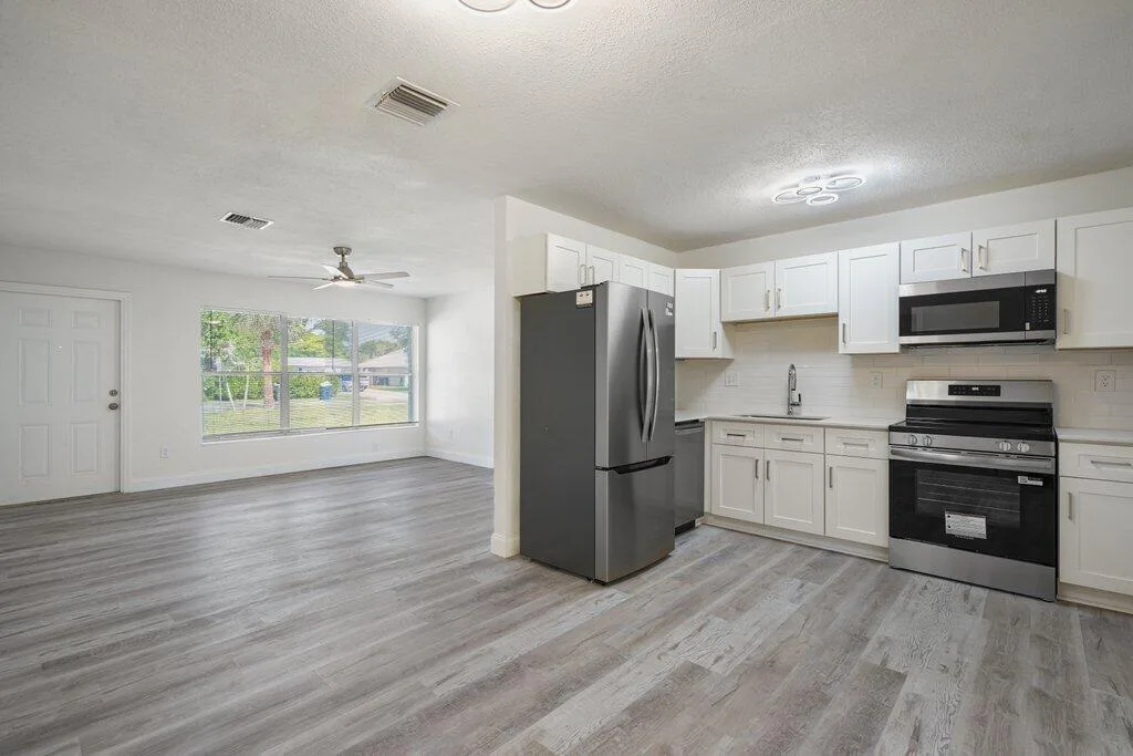 911 SE Dolphin Drive, Stuart, FL 34996 photo 12
