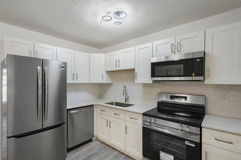 911 SE Dolphin Drive, Stuart, FL 34996 photo 2