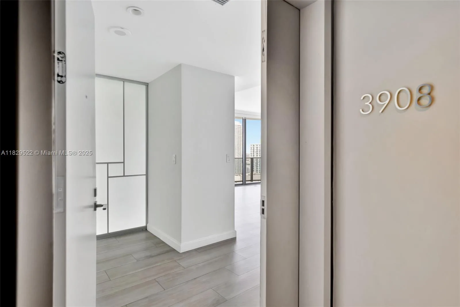 55 SW 9th St # 3908, Miami, FL 33130 photo 2