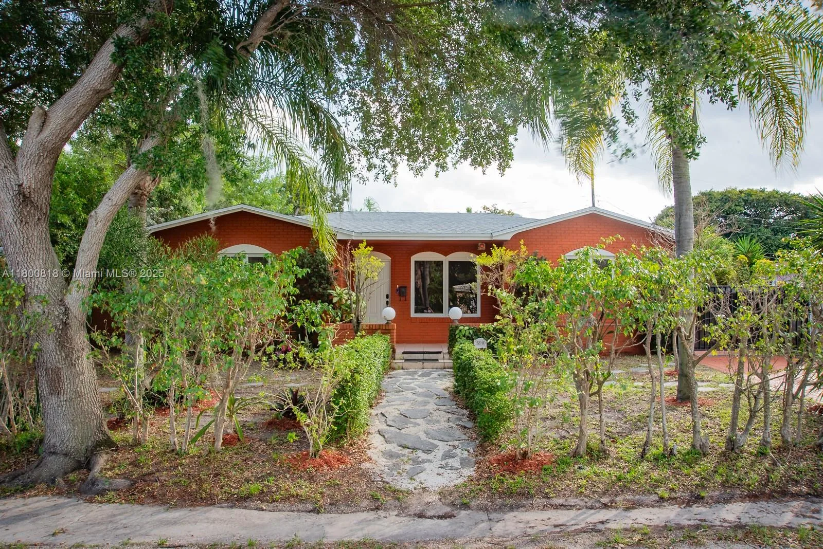 16910 NE 8th Ct, North Miami Beach, FL 33162 photo 2