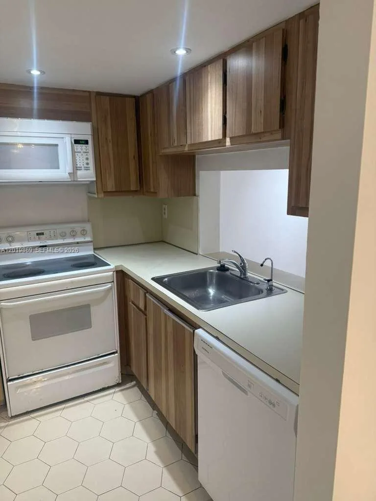20840 SAN SIMEON WAY # 208, Miami, FL 33179 photo 2