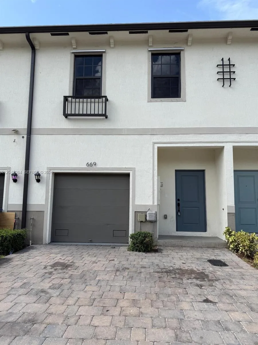 669 SW 11th St, Florida City, FL 33034