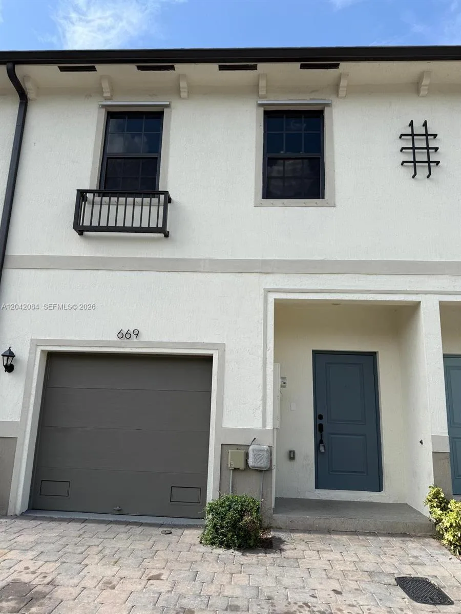 669 SW 11th St, Florida City, FL 33034 photo 2