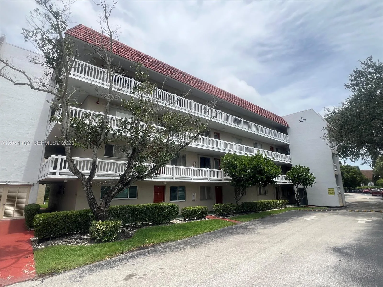 3571 Inverrary Dr # 307, Lauderhill, FL 33319