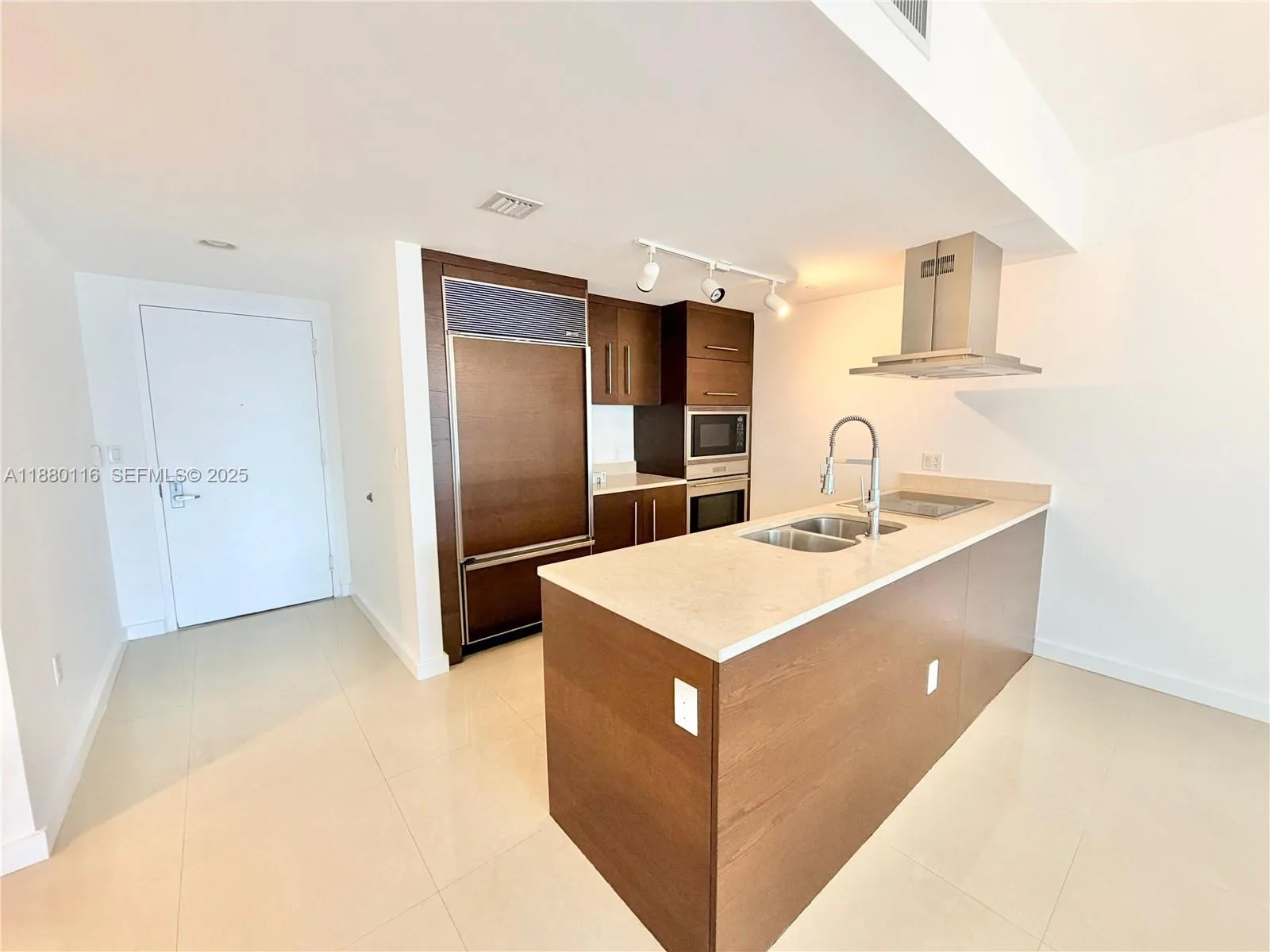 495 Brickell Ave # 1607, Miami, FL 33131 photo 3