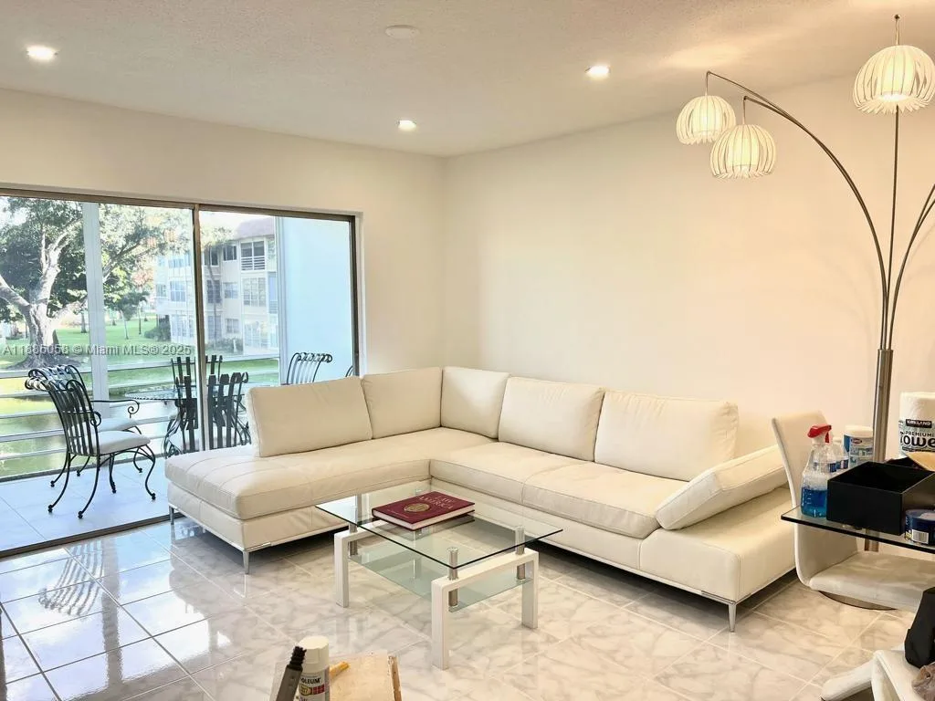 5051 W Oakland Park Blvd # 204, Lauderdale Lakes, FL 33313