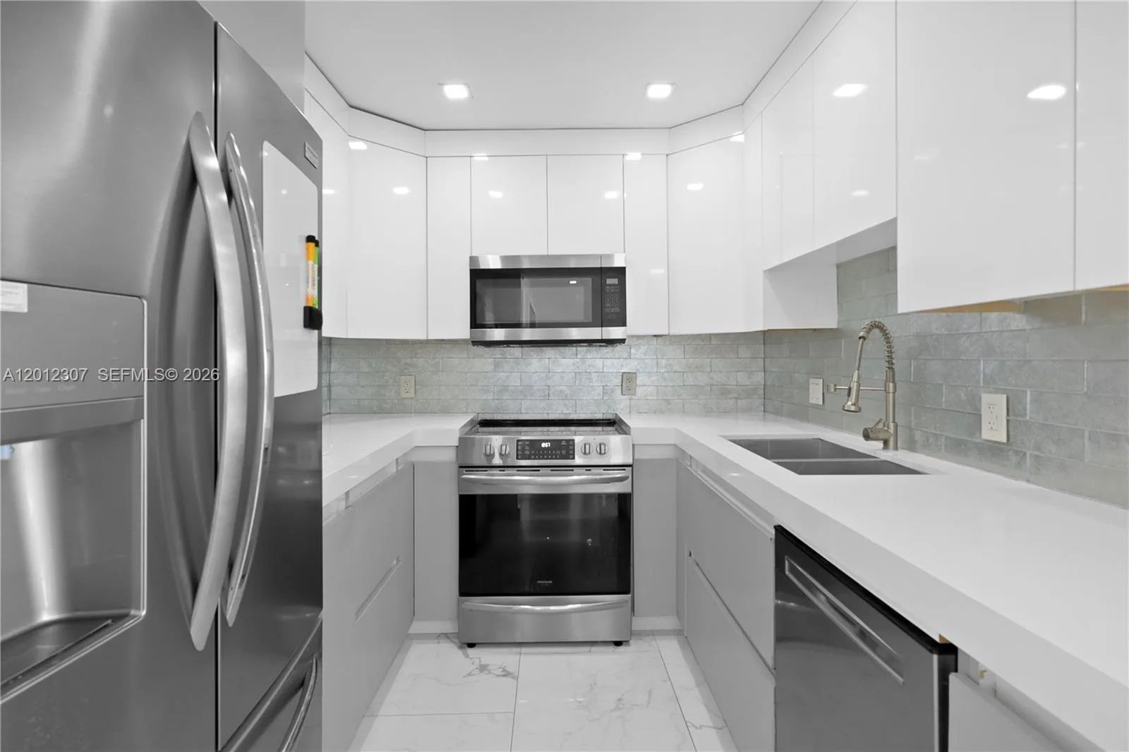 3675 N Country Club Dr # 2008, Aventura, FL 33180