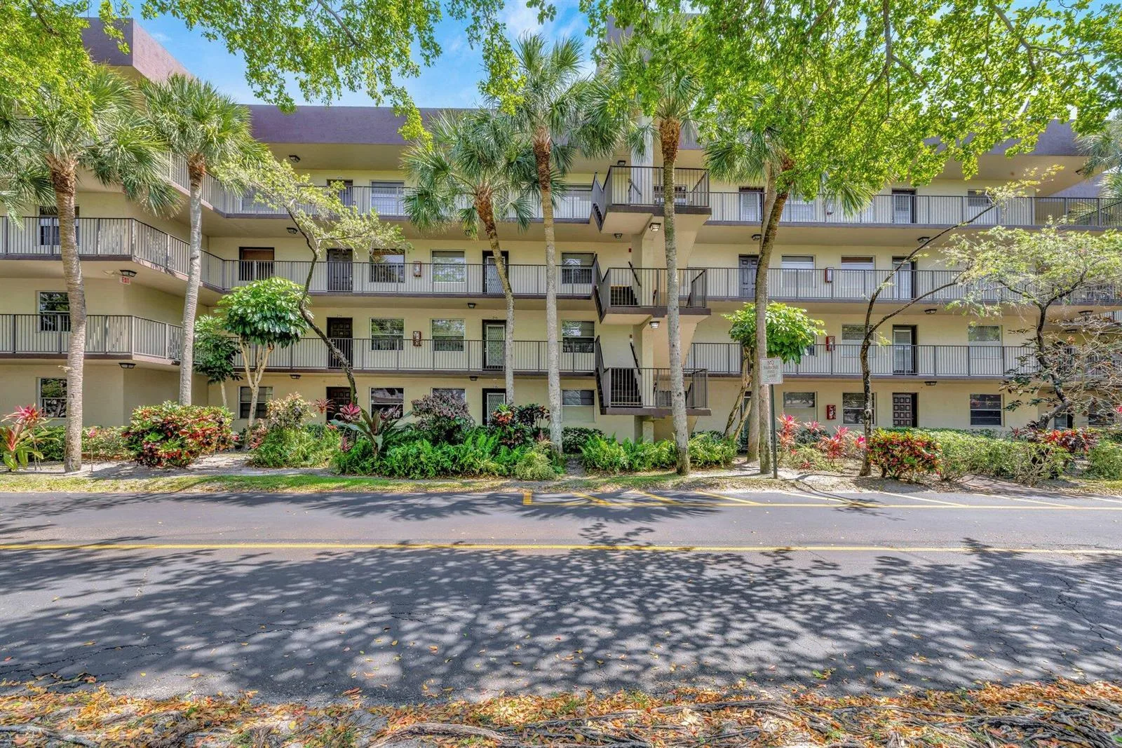 3301 NW 47th Terrace # 410, Lauderdale Lakes, FL 33319 — zdjęcie 2