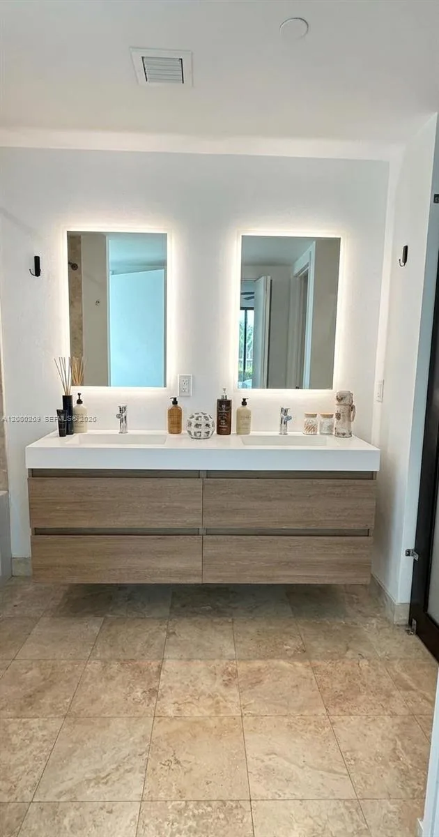 350 S Miami Ave # 1702, Miami, FL 33130 photo 2