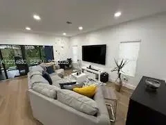 613 NW 10th St, Hallandale Beach, FL 33009 photo 6