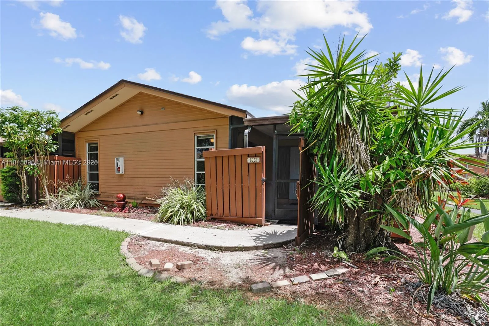 6322 Royal Woods Dr, Fort Myers, FL 33908 photo 2