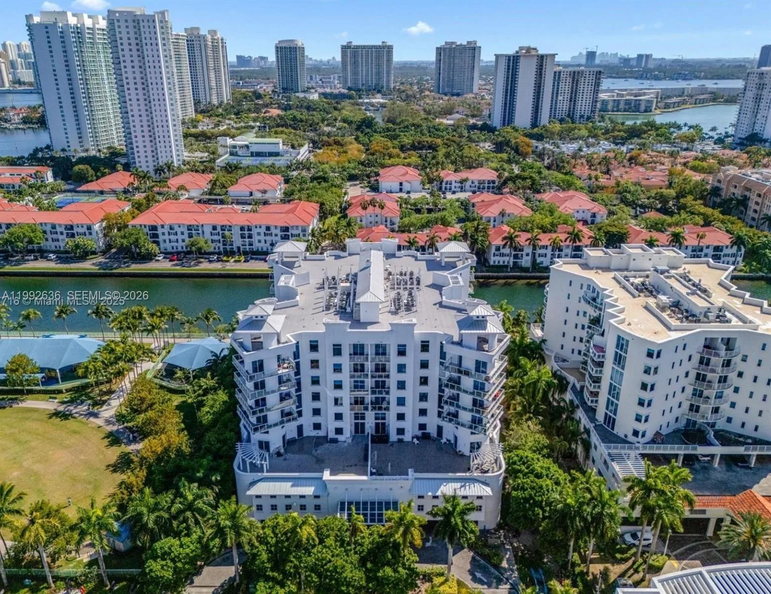 3030 Aventura photo 3