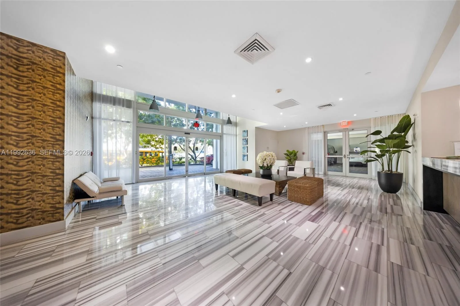 3030 Aventura photo 4