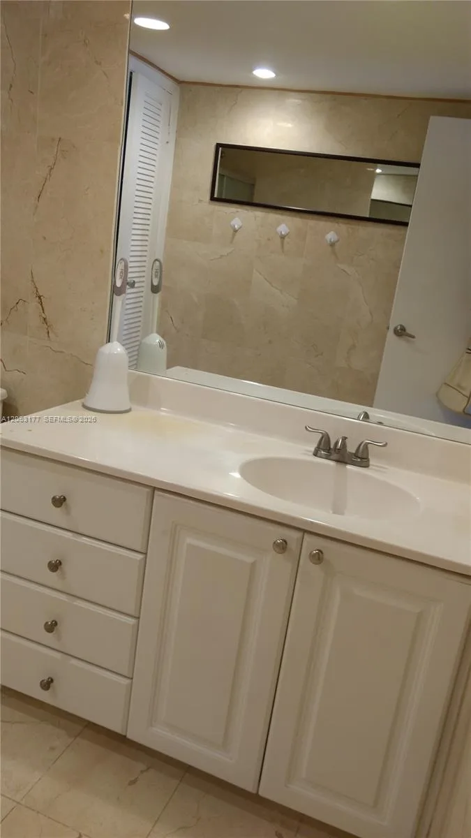 19390 Collins Avenue # 1014, Sunny Isles Beach, FL 33160 photo 2
