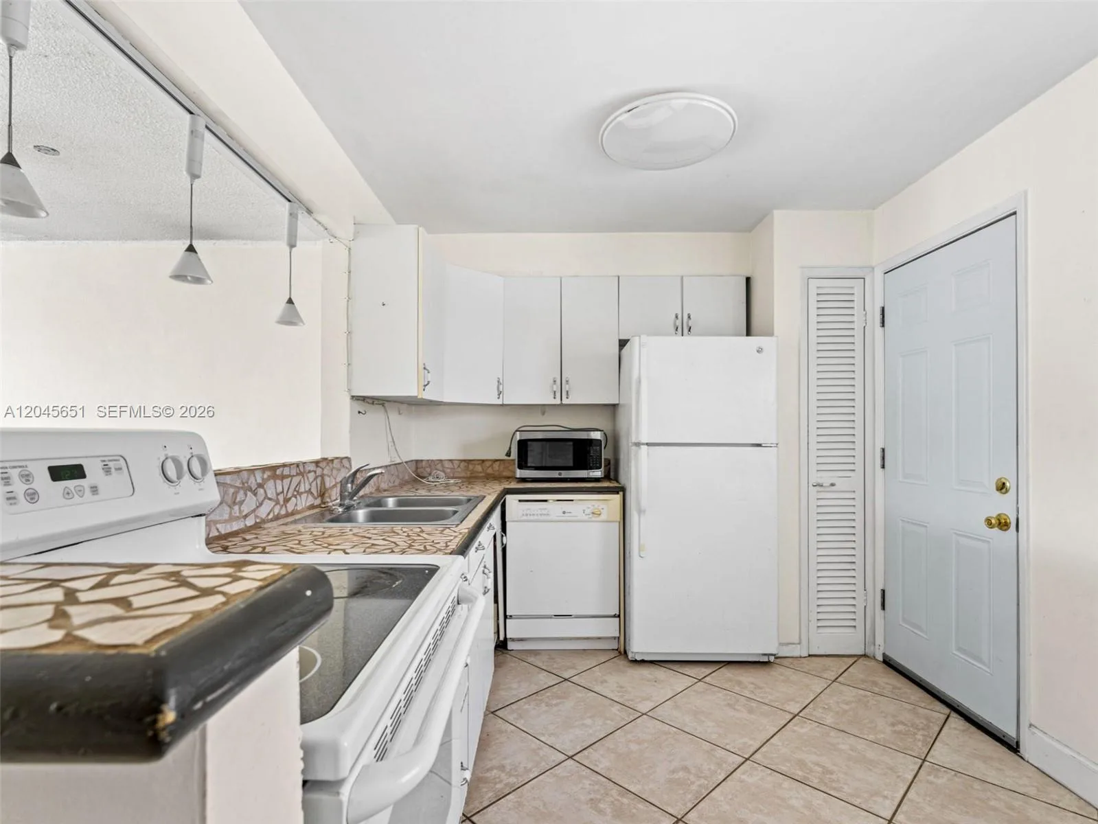 18900 NE 14th Ave # D106, Miami, FL 33179 photo 3