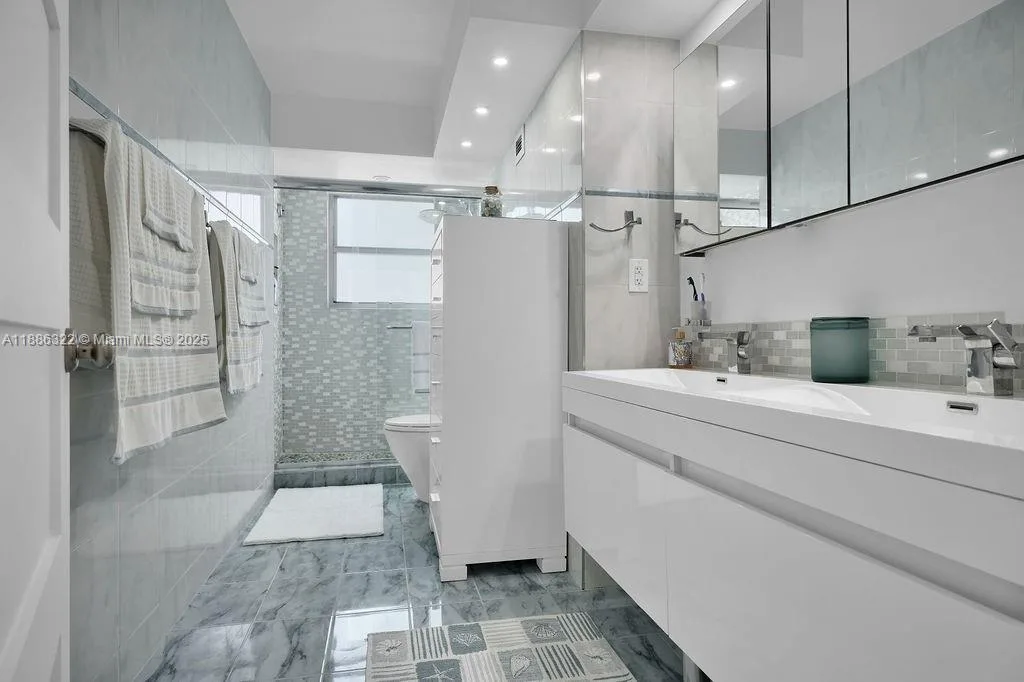 6039 Collins Ave # 1126, Miami Beach, FL 33140 photo 12
