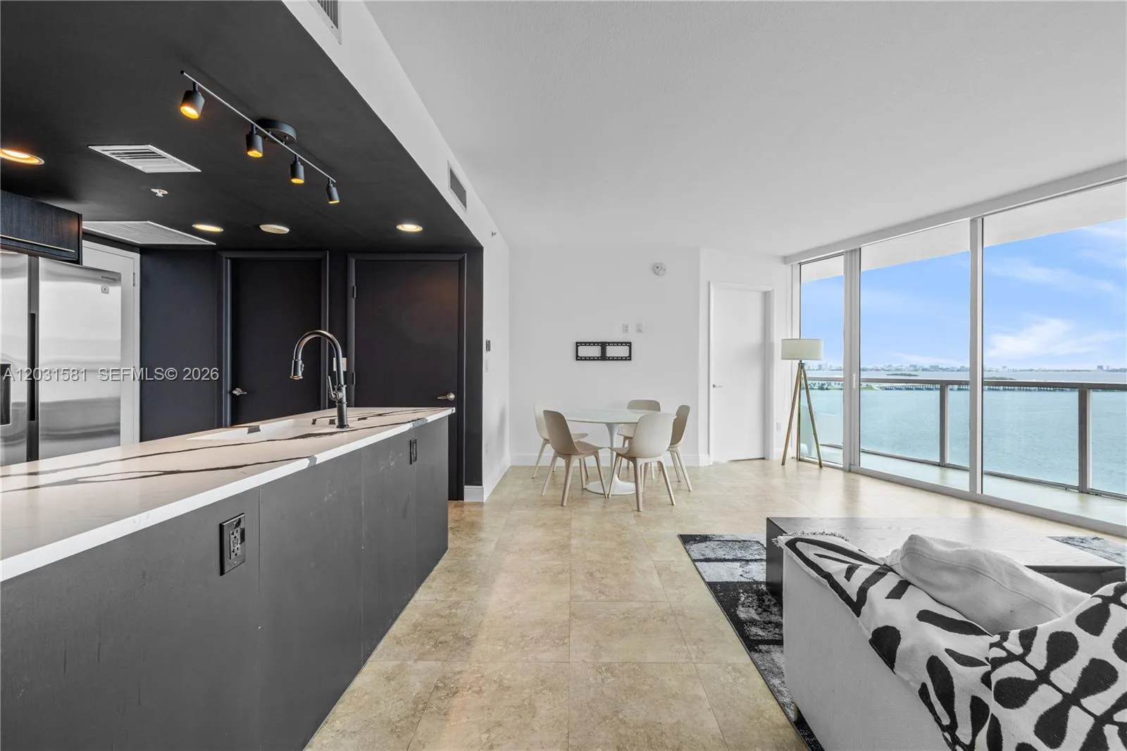 Onyx on the Bay – photo 30