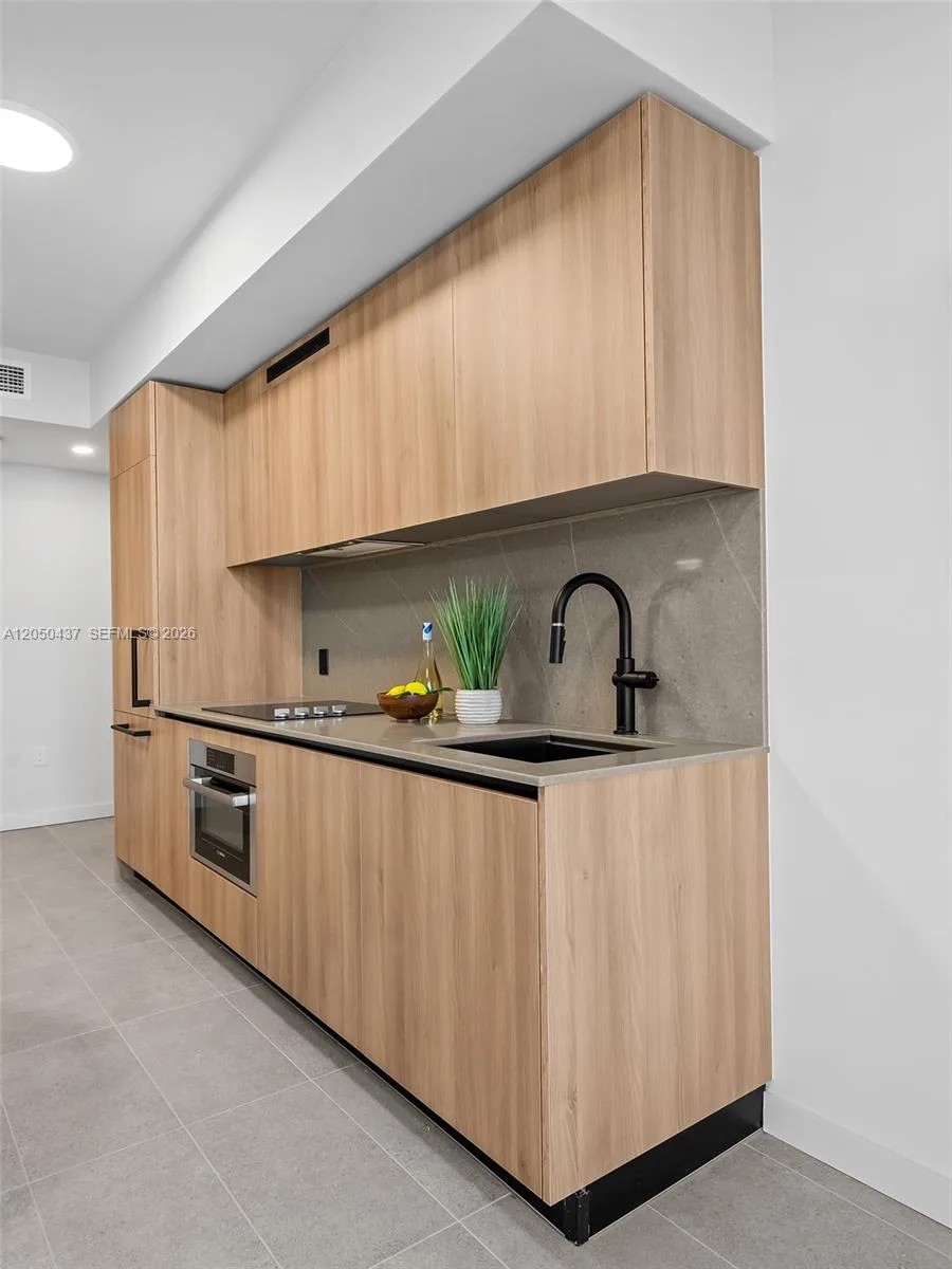 121 NE 5th St # 3706, Miami, FL 33132 photo 3