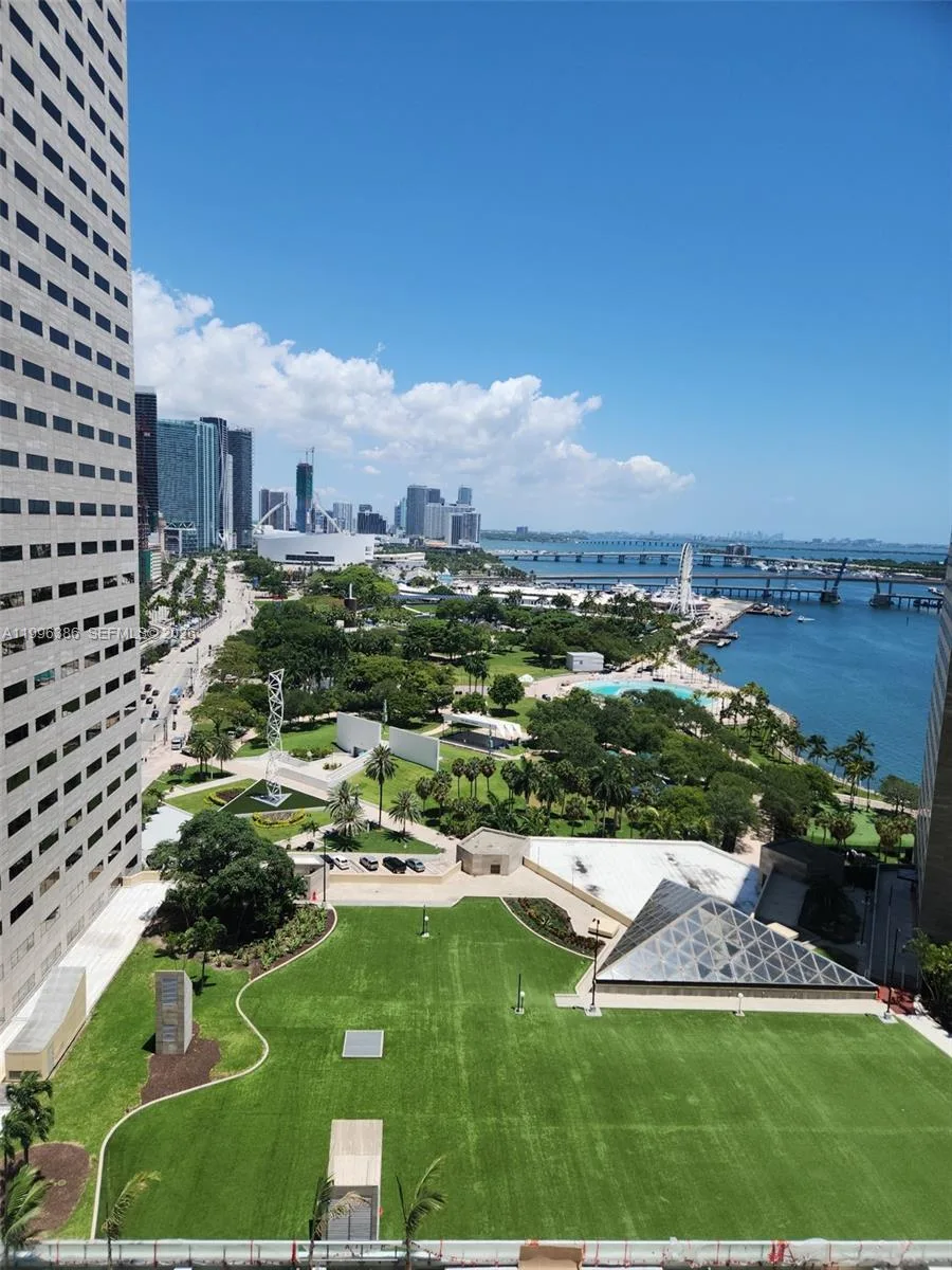 325 S Biscayne Blvd # 2220, Miami, FL 33131 photo 11