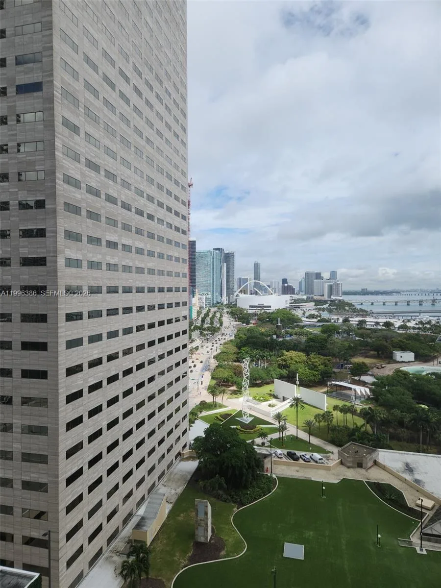 325 S Biscayne Blvd # 2220, Miami, FL 33131 photo 8