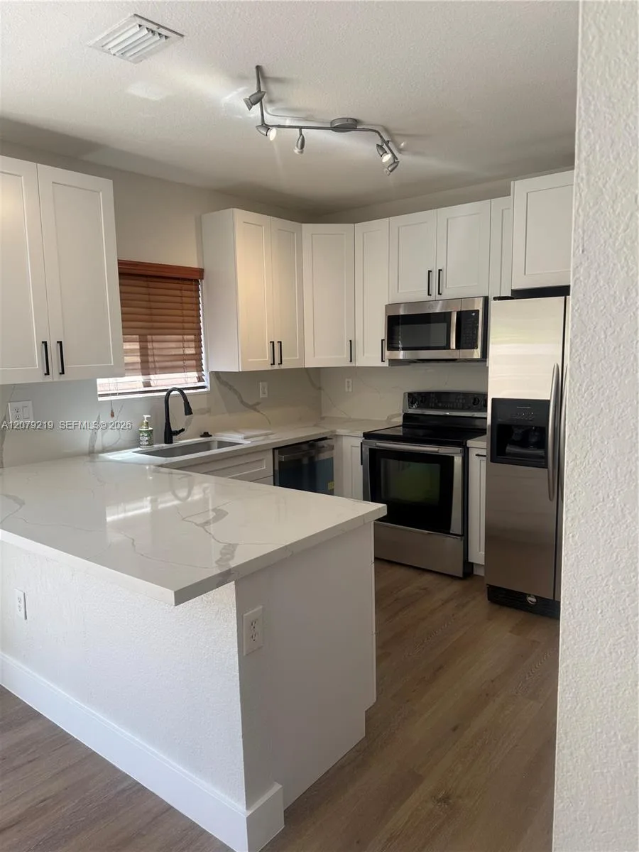 21467 SW 86th Pl, Cutler Bay, FL 33189 photo 2