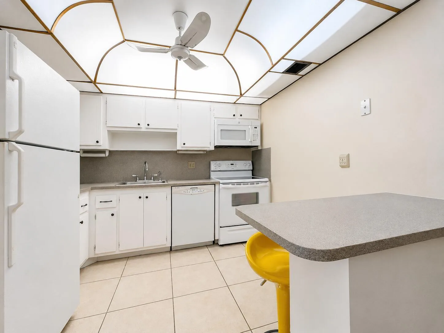 307 Greenbrier B, West Palm Beach, FL 33417 photo 2