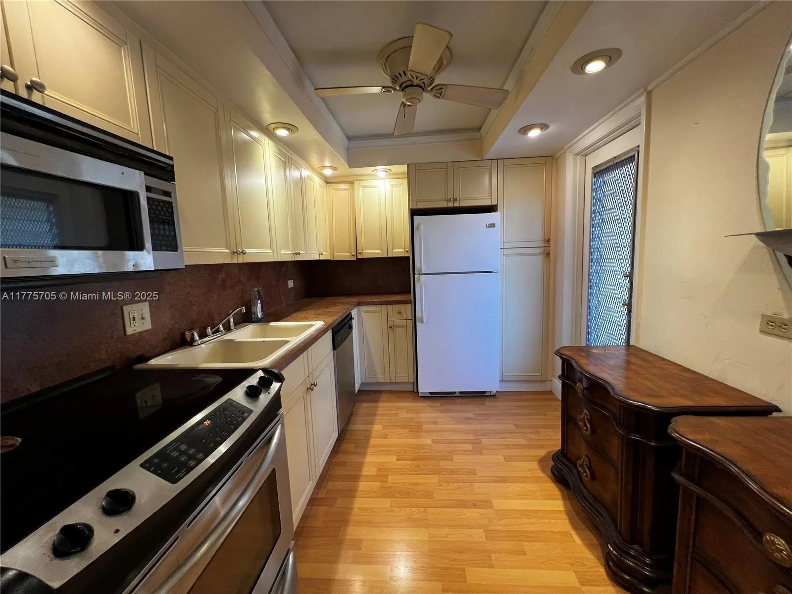 447 NE 195th St # 309, Miami, FL 33179 photo 3