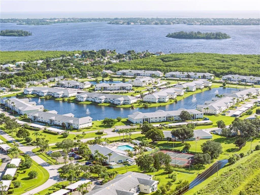 464 Grove Isle Circle # 464, Vero Beach, FL 32962