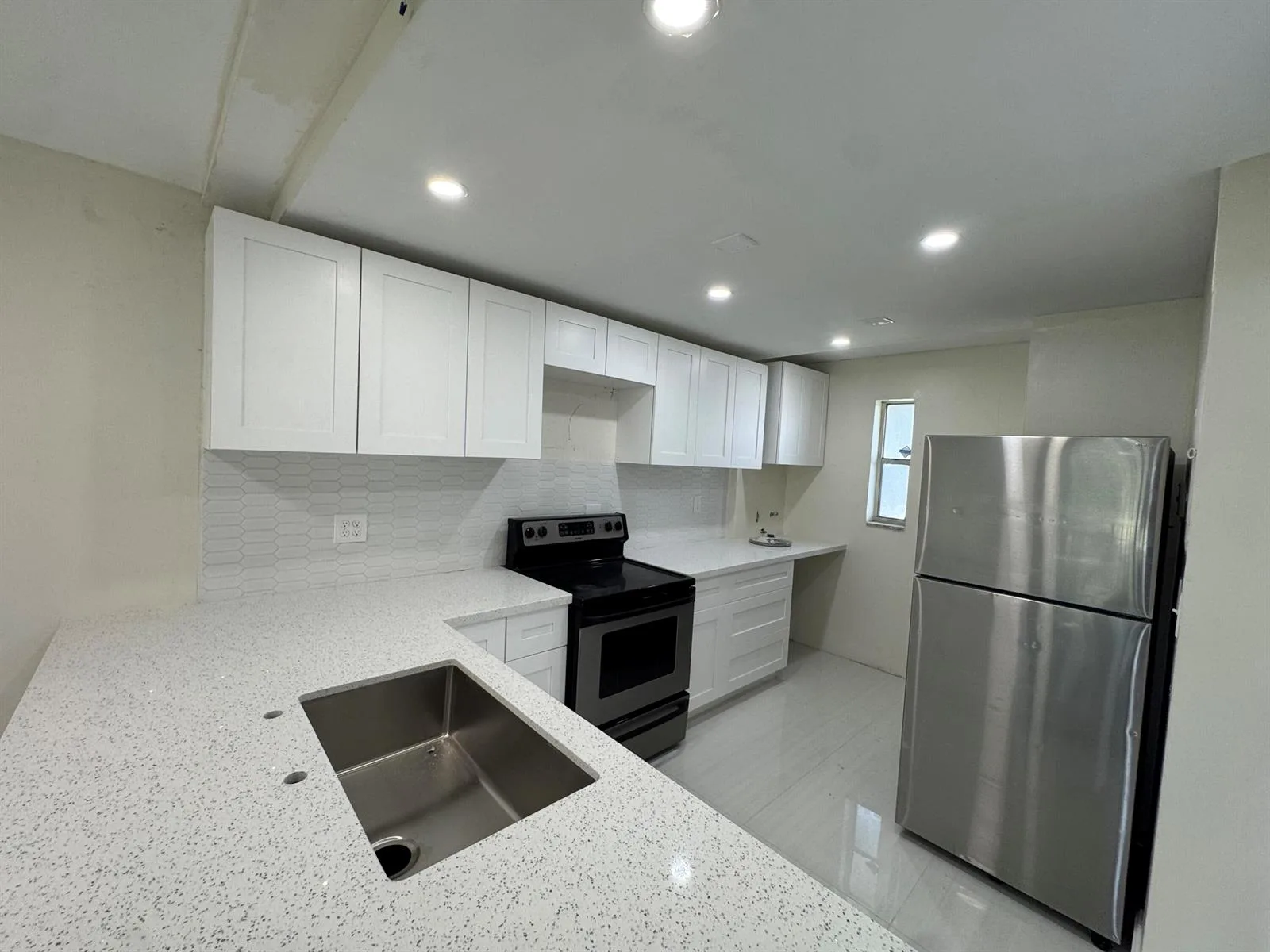 8000 FAIRVIEW Drive # 209, Tamarac, FL 33321
