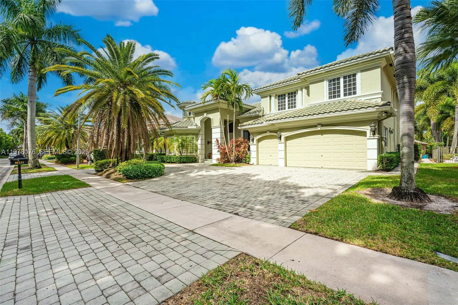 10221 Blue Palm St, Plantation, FL 33324 photo 6