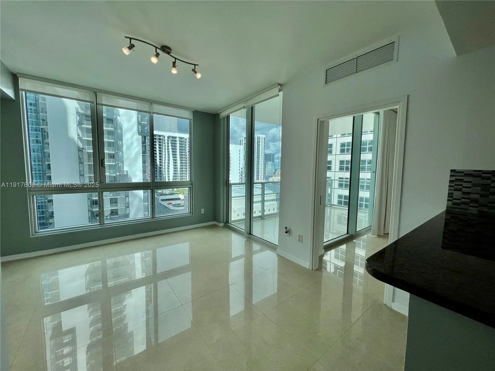 300 S Biscayne Blvd # T-3411, Miami, FL 33131 photo 2