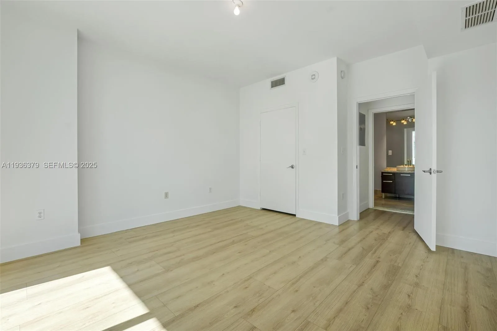 244 Biscayne Blvd # 1505, Miami, FL 33132 photo 13