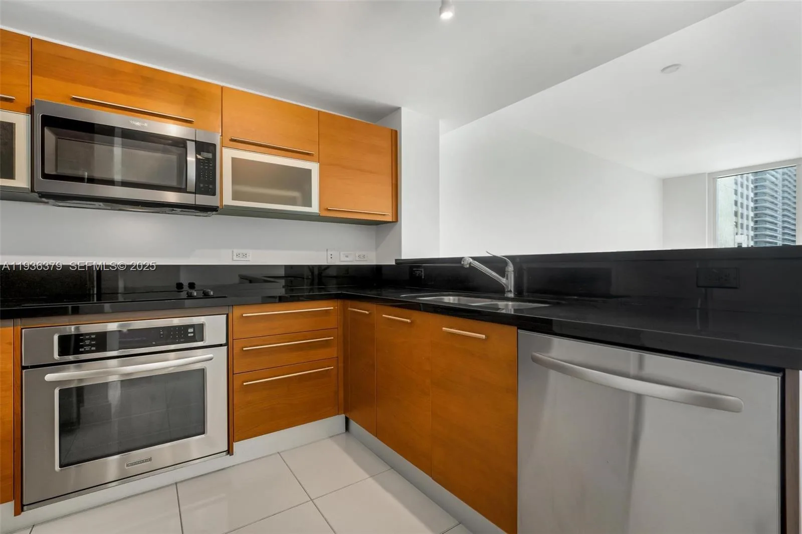 244 Biscayne Blvd # 1505, Miami, FL 33132 photo 2