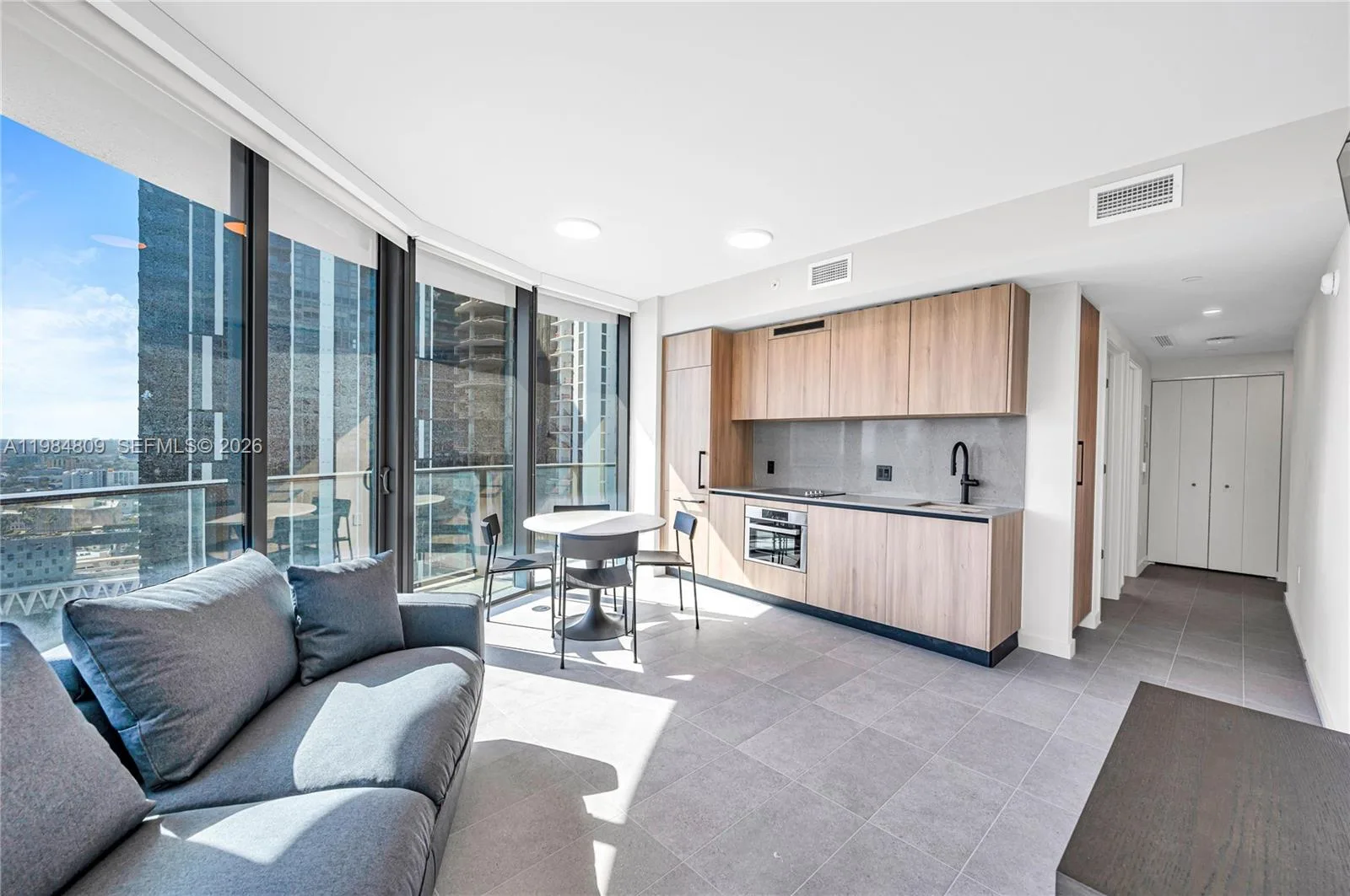121 NE 5th St # 3005, Miami, FL 33130 photo 4