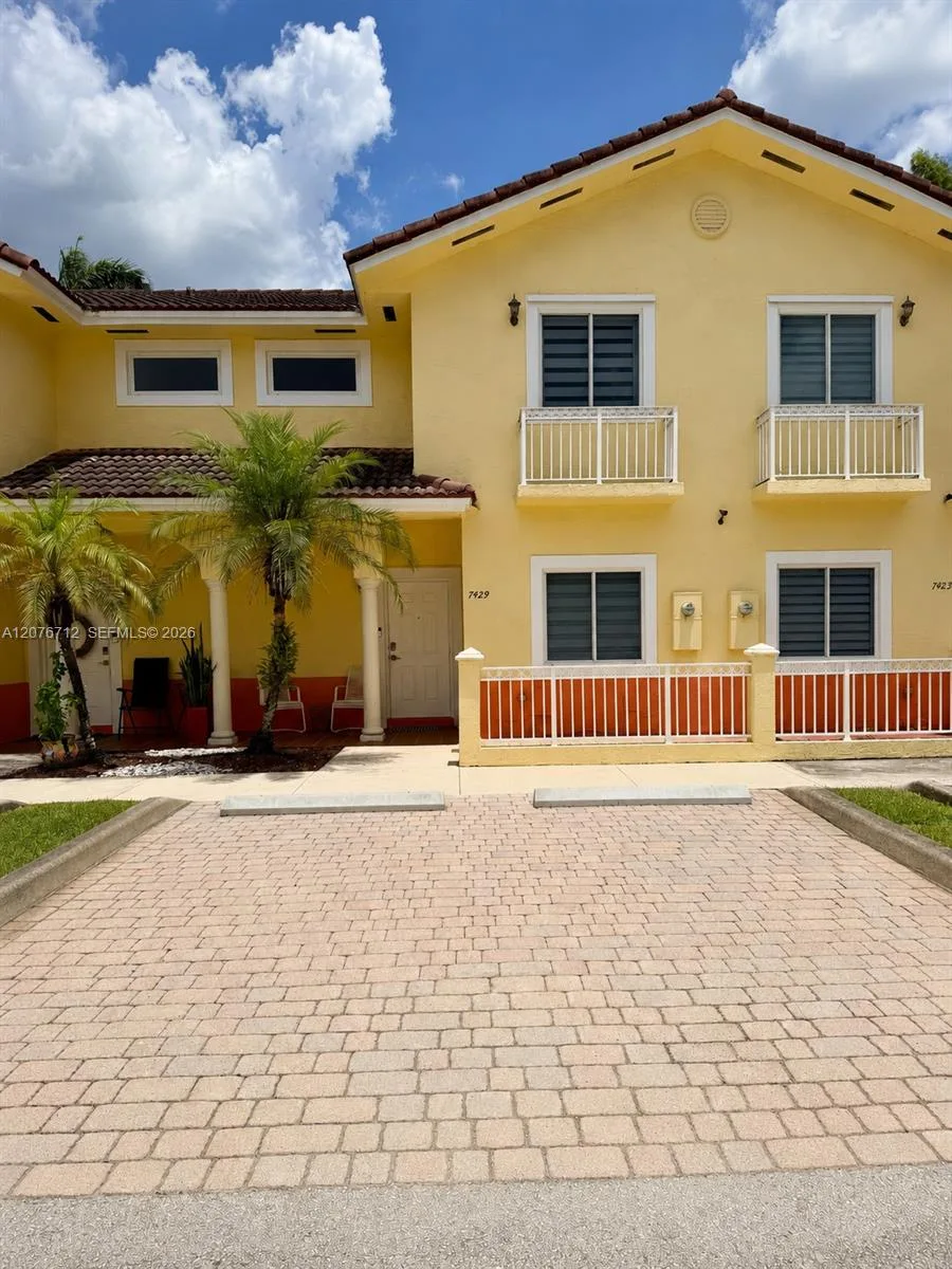 7429 NW 182nd St, Hialeah, FL 33015